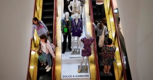 Καινούρια ρούχα: Γιατί πρέπει να τα πλένουμε πριν τα φορέσουμε για πρώτη φορά