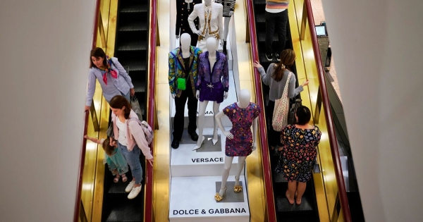 Καινούρια ρούχα: Γιατί πρέπει να τα πλένουμε πριν τα φορέσουμε για πρώτη φορά