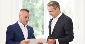 Τιμητική πολιτογράφηση του Γκόγκα Λεντιάν που είχε βουτήξει στον Άραχθο για να σώσει τα δύο παιδιά