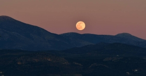Απόψε η πρώτη Υπερπανσέληνος της χρονιάς: Τι ώρα θα φωτίσει τον ουρανό η «Πανσέληνος της Συγκομιδής»
