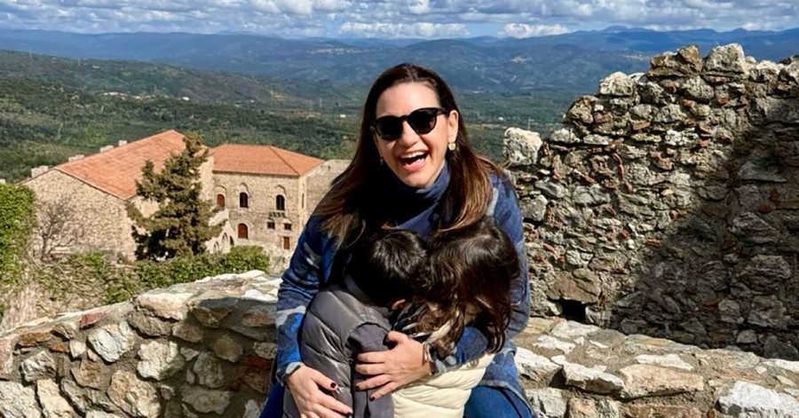 Η Υπουργός Τουρισμού Όλγα Κεφαλογιάννη στον Μυστρά αγκαλιά με τα παιδιά της