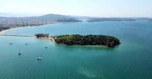 Νησάκι Κουκουμίτσα: Το σμαράγδι της Βόνιτσας (βίντεο)