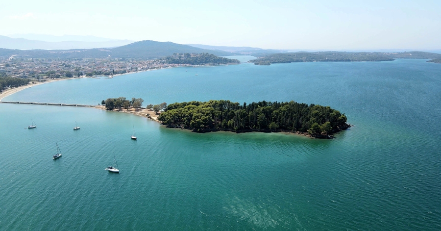 Νησάκι Κουκουμίτσα: Το σμαράγδι της Βόνιτσας (βίντεο)