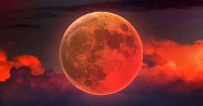 Ματωμένο Φεγγάρι: Πού και πότε θα φανεί το εντυπωσιακό ουράνιο φαινόμενο