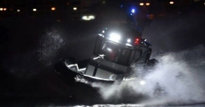 Ελαφόνησος: Σώοι οι τέσσερις επιβαίνοντες της θαλαμηγού που είχε εισροή υδάτων