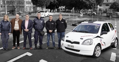Tα παιδιά που μαθαίνουν τους κανόνες οδικής ασφάλειας με ένα αγωνιστικό όχημα της ΕΛ.ΑΣ. (video)