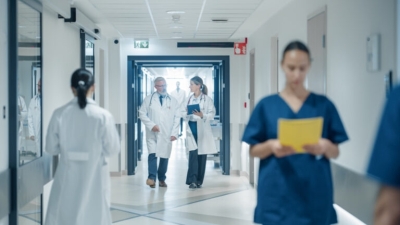 Τι συμβαίνει στον εγκέφαλο μετά τα 50 όταν περνάμε ώρες στον καναπέ βλέποντας τηλεόραση