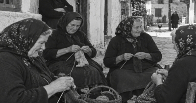 Της Μαρίας Γάββαρη: Μια καλοκαιρινή σκηνή σε γειτονιά της Σπάρτης την δεκαετία του 60.