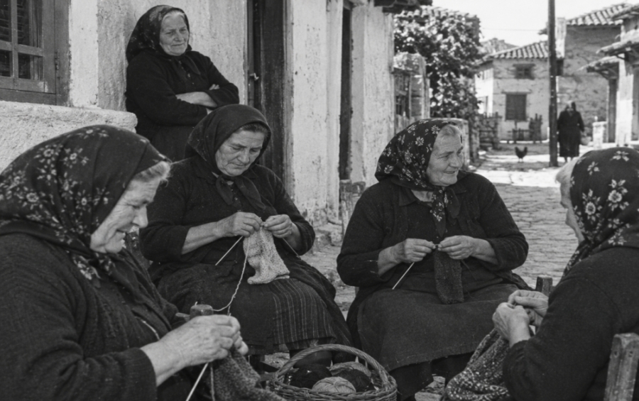 Της Μαρίας Γάββαρη | Μια καλοκαιρινή σκηνή σε γειτονιά της Σπάρτης την δεκαετία του 60.
