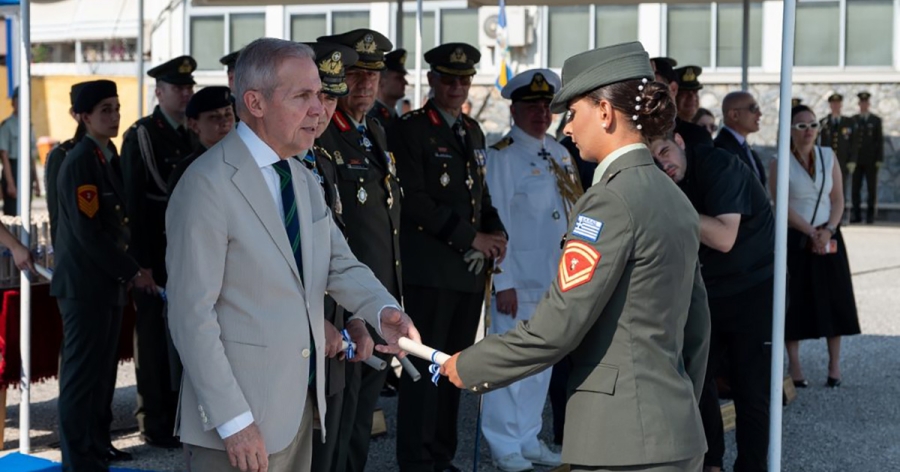 Απονομή πτυχίων από τον ΥΦΕΘΑ Θ. Δαβάκη στην Ορκωμοσία Μονίμων Λοχιών στη ΣΜΥ