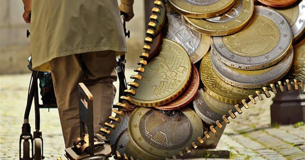 Συντάξεις: Τα δύο σενάρια για την αύξηση στα όρια ηλικίας