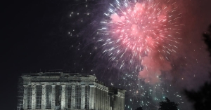 Με αθόρυβα πυροτεχνήματα και η αλλαγή χρονιάς στην Αθήνα και άλλες πόλεις