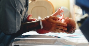 Οριακή αύξηση στις γεννήσεις στην Ελλάδα το πρώτο τρίμηνο του 2026