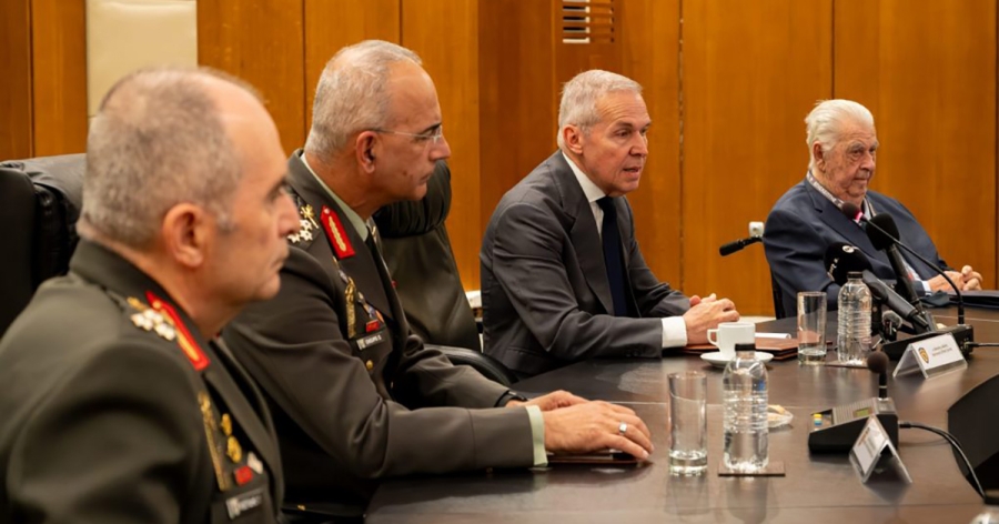 Ο Θανάσης Δαβάκης στην υπογραφή σύμβασης κατασκευής του Πάρκου Ναυτικής Παράδοσης