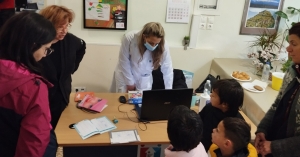 Παιδιατρική εξέταση και εμβολιασμός παιδιών Ρομά στον Δήμο Σπάρτης