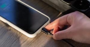 Αϋπνία: Το λάθος με τον φορτιστή του κινητού τηλεφώνου που μπορεί να «καταστρέψει» τον ύπνο σας, όταν κάνει ζέστη