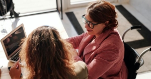 Πρόγραμμα ψηφιακής ενδυνάμωσης για άνω των 65 και ΑμεΑ: Παράταση αιτήσεων από δήμους και φορείς αναπηρίας