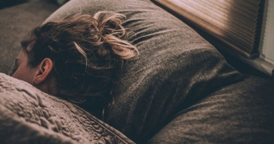 Η στάση που κοιμόμαστε ίσως παίζει ρόλο στην υγεία του εγκεφάλου