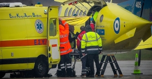 Στην Τιμισοάρα το αεροσκάφος του ΕΚΑΒ για να παραλάβει τον τρίτο τραυματία από το τροχαίο με τους οπαδούς του ΠΑΟΚ