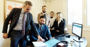 Μητσοτάκης: Αυτοψία σε δικηγορικό γραφείο για τον νέο ψηφιακό δικαστικό φάκελο