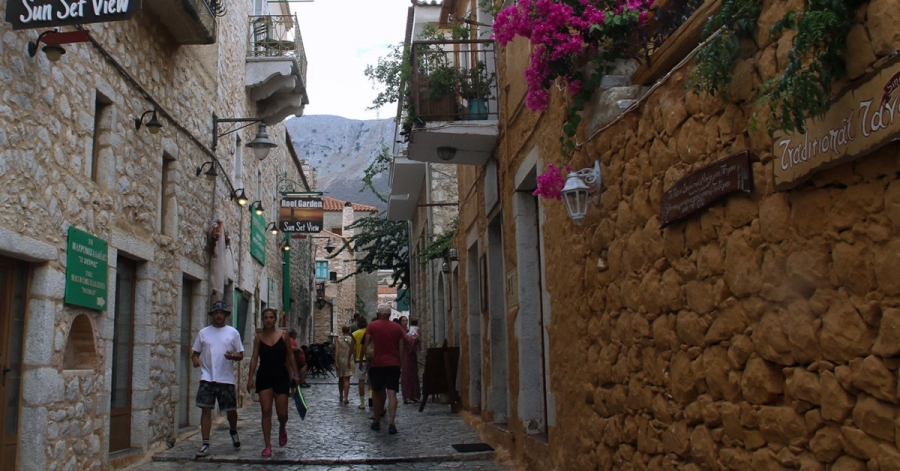 Ο Guardian «υμνεί» την Μάνη: Μία γη όπου η πέτρα και η Ιστορία κυριαρχούν