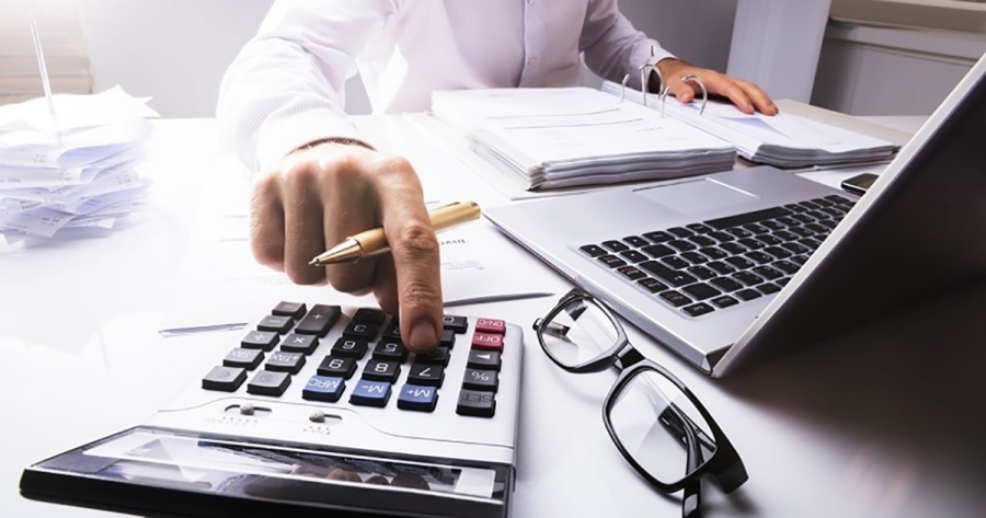 Ελεύθεροι επαγγελματίες: Πόσο θα επιβαρυνθούν φορολογικά από φέτος