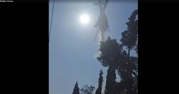 Παραλίγο τραγωδία στην Πάτρα: Ελικόπτερο κάνει ρίψη νερού και αυτοκίνητα περνούν από κάτω