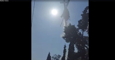 Παραλίγο τραγωδία στην Πάτρα: Ελικόπτερο κάνει ρίψη νερού και αυτοκίνητα περνούν από κάτω