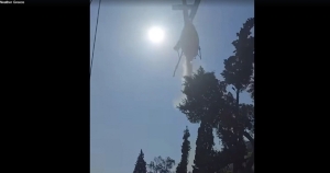 Παραλίγο τραγωδία στην Πάτρα: Ελικόπτερο κάνει ρίψη νερού και αυτοκίνητα περνούν από κάτω