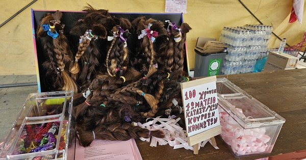 Η Τρίπολη γέμισε χαμόγελα και ροζ κορδέλες – 116 κοτσίδες αγάπης στη δράση «Δώρισε τα μαλλιά σου, χάρισε ελπίδα!»