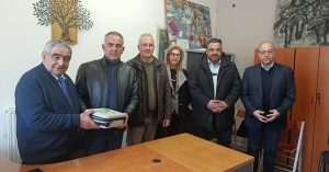 Το Επιμελητήριο Αρκαδίας δίπλα στην εκπαιδευτική κοινότητα: Δωρεά απινιδωτή στο 1ο Εργαστηριακό Κέντρο Τρίπολης