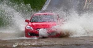 Πώς να φρενάρω όταν είναι βρεγμένος ο δρόμος – Τι λένε οι ειδικοί