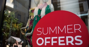 Θερινές εκπτώσεις: Πότε ξεκινούν - Ποια Κυριακή θα είναι ανοιχτά τα καταστήματα