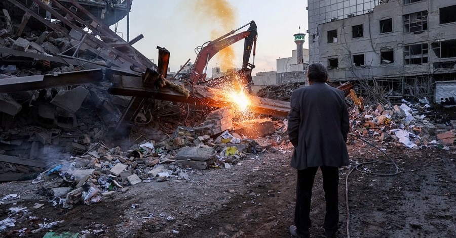 Γράφει η Λίλα Κακαλέτρη: Διάλογος στη Σκιά των Συμφερόντων
