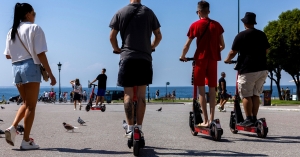 Ηλεκτρικά πατίνια: Το επικίνδυνο παιχνίδι στους δρόμους- 400 παιδιά, 109 ατυχήματα, 2 νεκροί το 2025