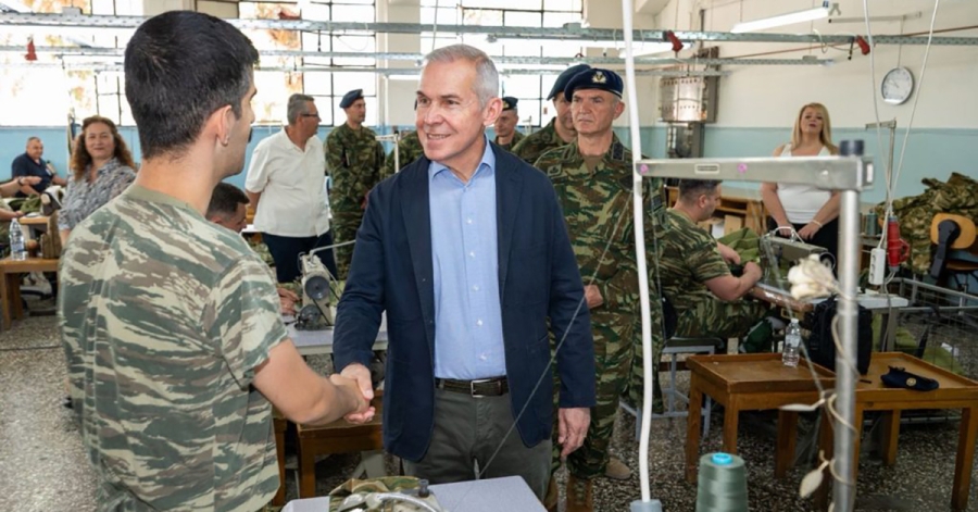 Επίσκεψη Θ. Δαβάκη στο 700 Στρατιωτικό Εργοστάσιο και το Χημείο Ενόπλων Δυνάμεων