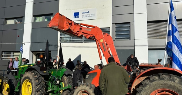 Καλαμάτα: Απέκλεισαν το κτήριο της ΑΑΔΕ οι αγρότες, συνεχίζουν δυναμικά της κινητοποιήσεις τους