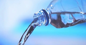 Τι πραγματικά πίνουμε μαζί με το εμφιαλωμένο νερό;