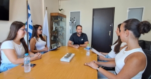 Μαθητές του 3ου ΓΕΛ Σπάρτης «ανέκριναν» τον Αντιδήμαρχο Δημοσθένη Κακούρο για τα αδέσποτα ζώα