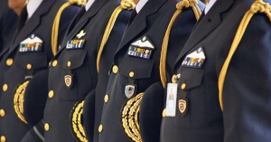 Το καλεντάρι των αυξήσεων για τους ένστολους - Πώς κερδίζουν 1,5 έως 2 μισθούς