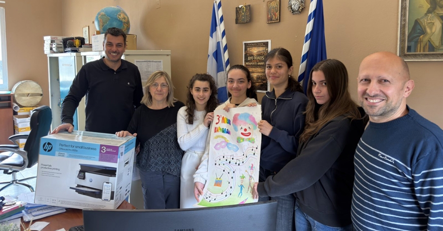 Ένας καινούργιος εκτυπωτής το δώρο της νικήτριας αφίσας του 2ου Γυμνασίου για το 3ο Παιδικό Καρναβάλι Σπάρτης
