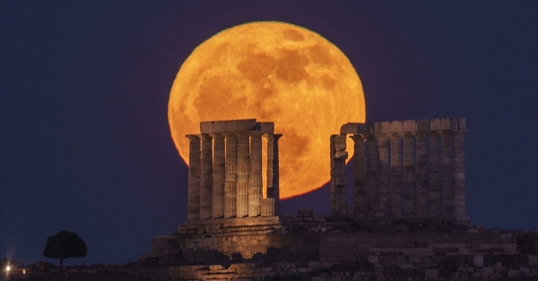 «Φεγγάρι της Φράουλας»: Όσα πρέπει να ξέρετε για την πανέμορφη πανσέληνο του Ιουνίου 2025