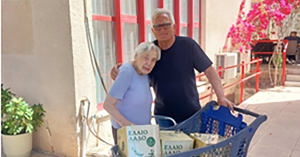 Δωρεά ελαιολάδου από το Σωματείο Συνταξιούχων Λακωνίας στο «Σπίτι του Αγωνιστή»