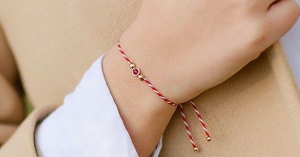 Μαρτάκι: Τι συμβολίζει το βραχιολάκι που φοράμε τον Μάρτιο στο χέρι