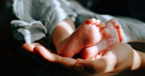 Ρομά άρπαξε βρέφος από ηλικιωμένη στην Ομόνοια και το άφησε σε κάδο στον Άλιμο