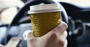 Νέος Κ.Ο.Κ.: Τι πραγματικά ισχύει για μπουφάν, καφέ, νερό, σακούλες κατά την οδήγηση