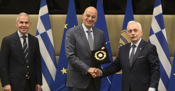 Μνημόνιο συνεργασίας μεταξύ Ενόπλων Δυνάμεων και Ερυθρού Σταυρού υπέγραψε ο Νίκος Δένδιας