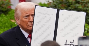 ΗΠΑ: Οι δασμοί που ανακοίνωσε ο Τραμπ μέσα από πίνακες που δημοσίευσε ο Λευκός Οίκος