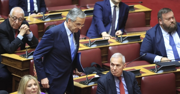 Βουλή: Πέντε βουλευτές της ΝΔ χειροκρότησαν την ομιλία Σαμαρά (video)