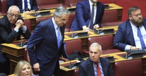 Βουλή: Πέντε βουλευτές της ΝΔ χειροκρότησαν την ομιλία Σαμαρά (video)